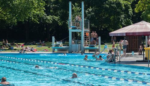 Freibad Badegäste im Freibad in Auenheim im Juni