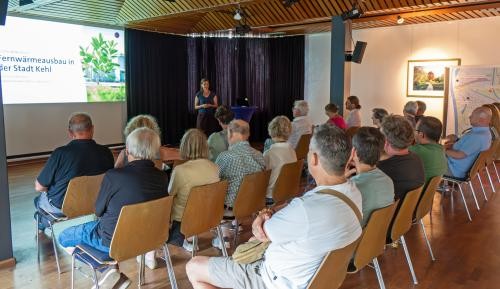 Infoabend Fernwärme Besucherinnen und Besucher lauschen den Ausführungen von Susanne Heckelmann zum Fernwärmenetzausbau.
